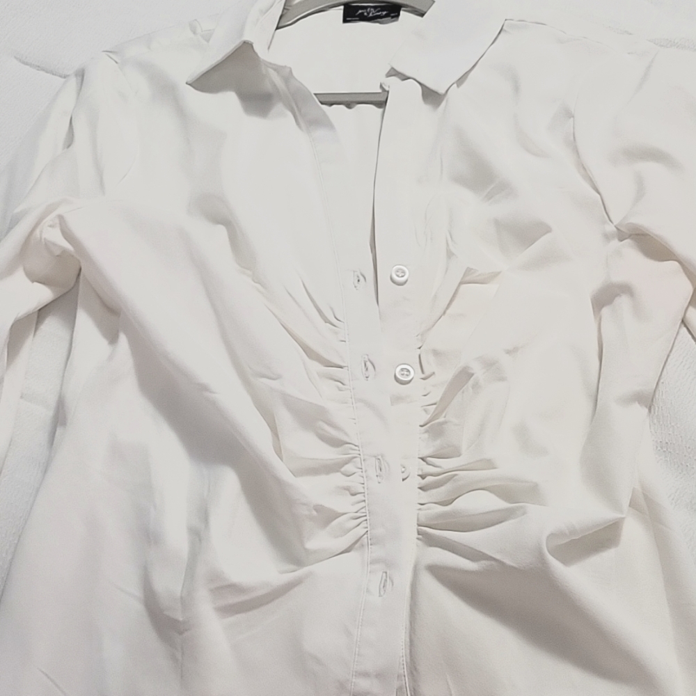 White blouse with details in the front buttons - Picture 3 of 3